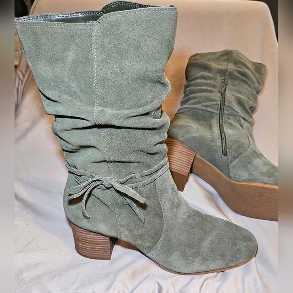 Elegant Olive Suede 2" Heeled Boots Women's 11 with Bowtie and Zippered Detail - Picture 5 of 9